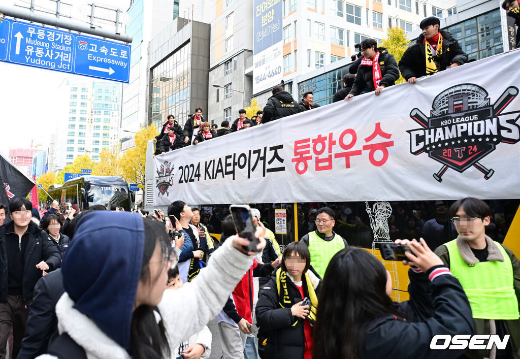 30일 오후 광주 동구 금남로 거리에서 프로야구 KIA 타이거즈의 한국시리즈 12번째 우승을 축하하는 카퍼레이드 행사가 35년 만에 열렸다. KIA 타이거즈 선수단은 대형 오픈 버스에 올라 광주 금남로 5가부터 5·18민주광장까지 1.2㎞ 구간을 팬들의 환호 속에서 이동했다. KIA 타이거즈 우승 축하 카퍼레이드가 펼쳐지고 있다. 2024.11.30 / ksl0919@osen.co.kr