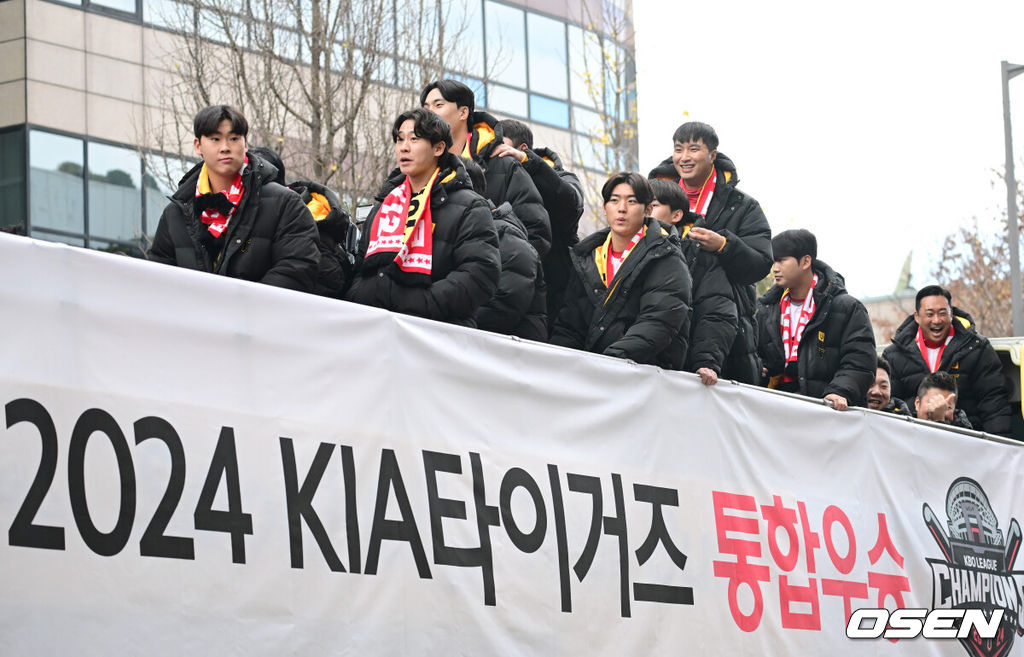 30일 오후 광주 동구 금남로 거리에서 프로야구 KIA 타이거즈의 한국시리즈 12번째 우승을 축하하는 카퍼레이드 행사가 35년 만에 열렸다. KIA 타이거즈 선수단은 대형 오픈 버스에 올라 광주 금남로 5가부터 5·18민주광장까지 1.2㎞ 구간을 팬들의 환호 속에서 이동했다. KIA 선수들이 팬들에게 인사하고 있다. 2024.11.30 / ksl0919@osen.co.kr