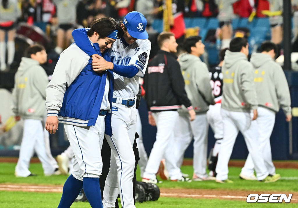 25일 대구 삼성라이온즈파크에서 2024 신한 SOL뱅크 KBO 포스트시즌 한국시리즈 삼성 라이온즈와 KIA 타이거즈의 3차전 경기가 열렸다. 홈팀 삼성은 대니 레예스, 방문팀 KIA는 에릭 라우어를 선발 투수로 내세웠다.삼성 라이온즈 구자욱이 KIA 타이거즈에 4-2로 승리한 후 박병호와 기쁨을 나누고 있다. 2024.10.25 / foto0307@osen.co.kr