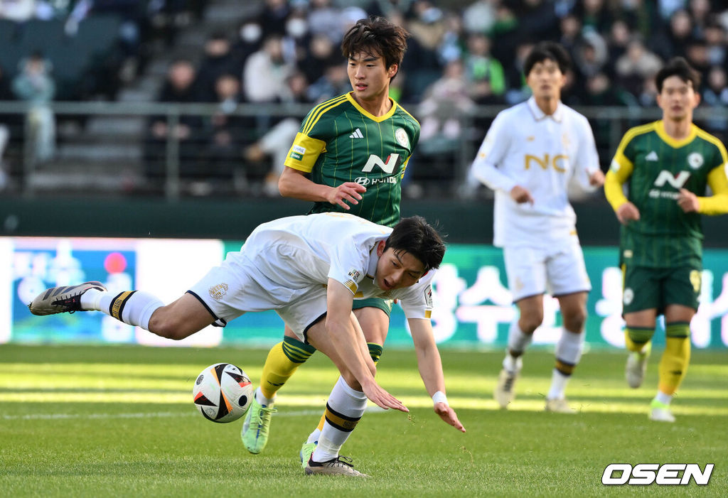 전북 현대 모터스와 서울 이랜드 FC의 2024 하나은행 K리그 승강 플레이오프 2차전이 8일 전주월드컵경기장에서 열렸다.전북 현대는 K리그 1부 잔류를, 2부 리그 서울 이랜드는 창단 첫 승격을 노린다. 전북은 2차전에서 비기기만 해도 1부에 잔류한다. 서울이랜드는 2골차 이상으로 승리해야 1부로 승격할 수 있다.전반 서울 이랜드 서재민이 전북 전병관 파울에 넘어지고 있다.2024.12.08 /cej@osen.co.kr