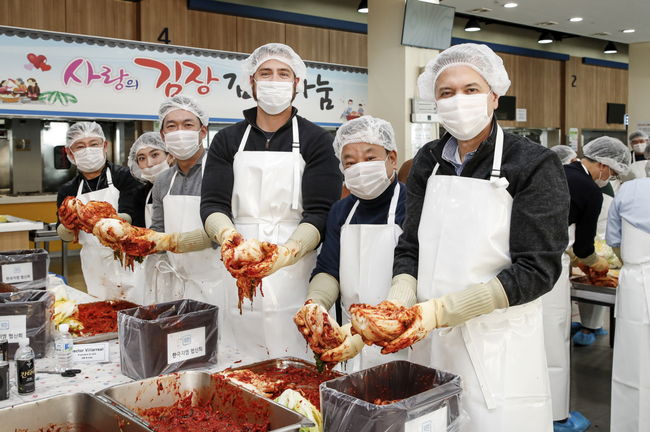 김장김치 행사에서 오른쪽부터 헥터 비자레알(Hector Villarreal) GM 한국사업장 사장 겸 한마음재단 이사장, GM 협신회 문승 회장, 토미 호세아(Tommy Hosea) GM 해외사업부문 구매부문 부사장, 방선일 GM 한국사업장 구매부문 부사장이 김치를 담그고 있다. 