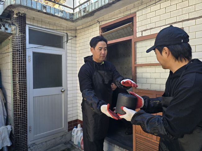 장원삼과 함께하는 '팀13'이 10일 대구 북구 대현동 일대에서 사랑의 연타나눔 봉사 활동을 했다. /팀13 제공