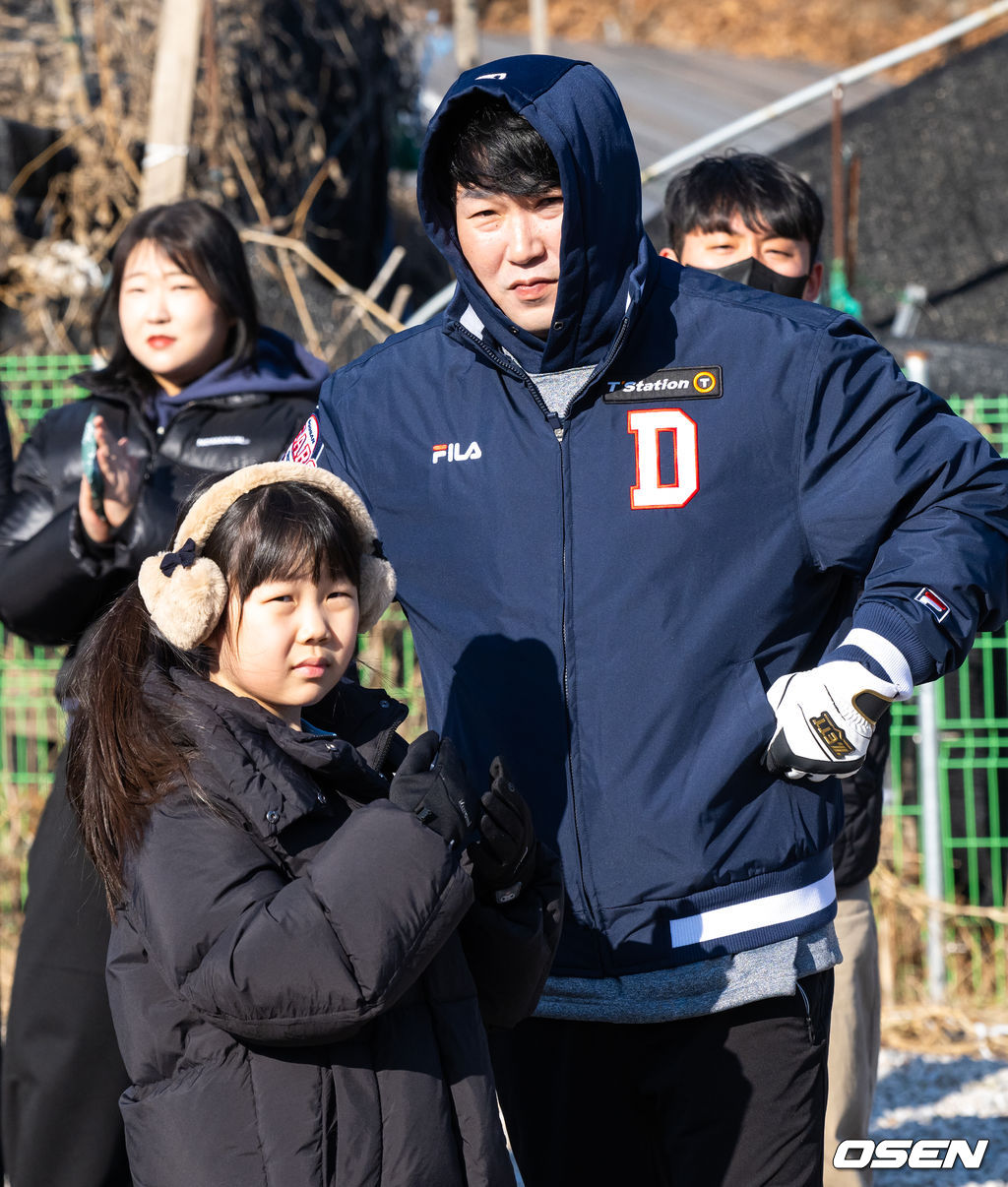 두산 베어스가 4일 도봉구 무수골 일대에서 사랑의 연탄 나눔 봉사활동을 진행했다.연탄 나눔 행사는 연말을 맞아 저소득 소외계층에 사랑을 전하는 사회공헌활동의 일환이다.두산 양의지가 딸 양소율 양과 함께 참석해 시작을 기다리고 있다. 2024.12.04 / soul1014@osen.co.kr