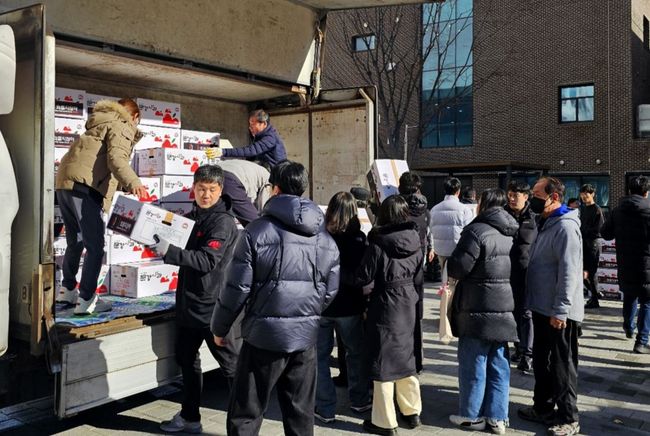 사랑의전화복지재단(이사장 심정은)은 11일 “서울 전역 자활사업 참여주민들의 건강한 겨울나기를 위해 문경 부사사과 2톤을 지원했다”고 밝혔다. / 사랑의복지재단