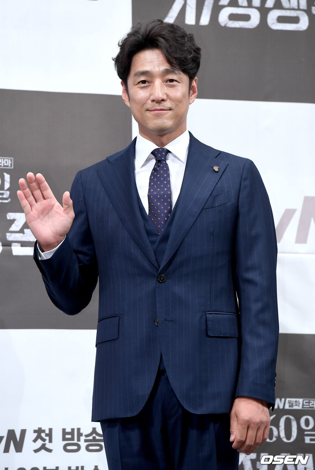 1일 오후 서울 논현동 임피리얼팰리스 호텔에서 tvN 새 월화드라마 '60일, 지정생존자' 제작발표회가 열렸다.배우 지진희가 참석해 포토타임을 하고 있다. /dreamer@osen.co.kr