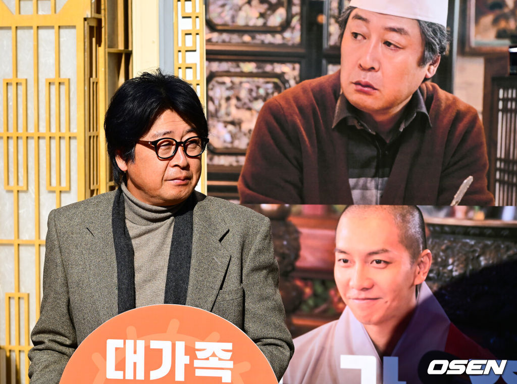 10일 오후 서울 중구 한국프레스센터 앞 광장에서 영화 ‘대가족’의 개봉 기념 만두트럭 이벤트가 진행됐다. 이날 행사에는 배우 김윤석, 이승기, 김성령, 강한나, 박수영이 참석했다. 배우 김윤석이 포즈를 취하고 있다. 2024.12.10 / ksl0919@osen.co.kr