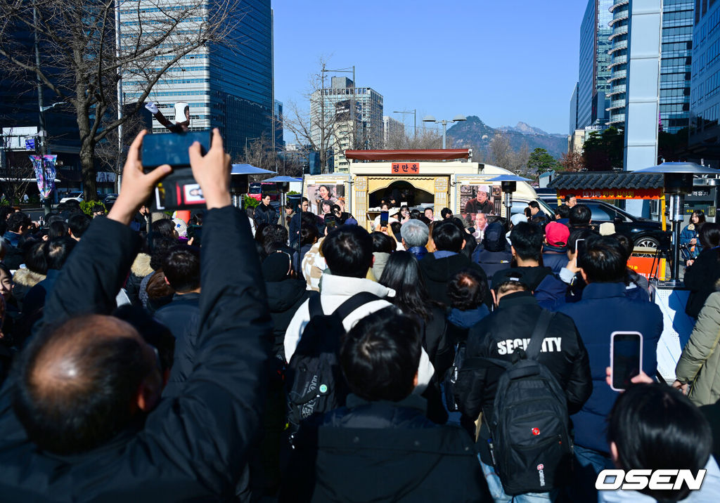 10일 오후 서울 중구 한국프레스센터 앞 광장에서 영화 ‘대가족’의 개봉 기념 만두트럭 이벤트가 진행됐다. 이날 행사에는 배우 김윤석, 이승기, 김성령, 강한나, 박수영이 참석했다. 수많은 팬들이 트럭 이벤트를 위해 줄을 서고 있다. 2024.12.10 / ksl0919@osen.co.kr