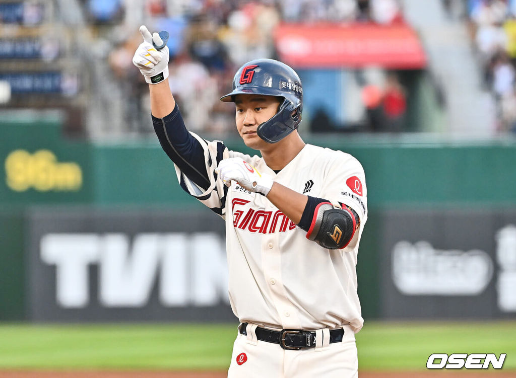 18일 부산 사직야구장에서 2024 신한 SOL 뱅크 KBO 리그 롯데 자이언츠와 키움 히어로즈의 경기가 열렸다. 롯데 자이언츠 손호영이 2회말 2사 만루 중견수 왼쪽 역전 2타점 안타를 치고 세리머니를 하고 있다. 2024.08.18 / foto0307@osen.co.kr