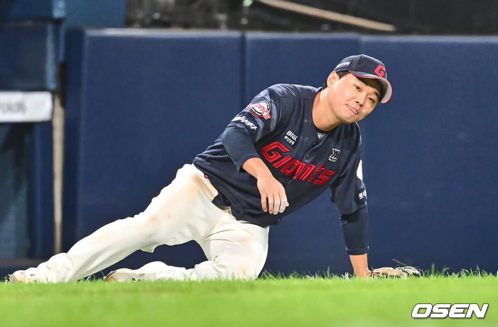 3일 대구삼성라이온즈파크에서 2024 신한 SOL 뱅크 KBO 리그 삼성 라이온즈와 롯데 자이언츠의 경기가 열렸다. 롯데 자이언츠 손호영이 6회말 1사 삼성 라이온즈 디아즈의 파울 플라이볼을 놓치고 아쉬워하고 있다. 2024.09.03 / foto0307@osen.co.kr