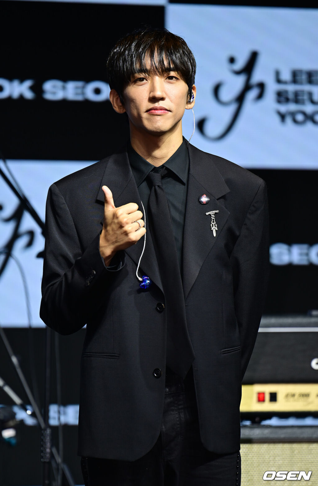 3일 오후 서울 서대문구 예스24 원더로크홀에서 가수 이승윤의 정규 3집 선발매 앨범 ‘역성’ 발매 미디어 쇼케이스가 열렸다. 이번 정규 3집 선발매 앨범 ‘역성’에는 그동안 페스티벌 등에서 라이브 퍼포먼스를 선보이며 큰 호응을 이끌어냈던 미발매 신곡 ‘폭포’, ‘폭죽타임’, ‘검을 현’ 등 총 8곡이 수록되었다. 가수 이승윤이 포토타임을 갖고 있다. 2024.07.03 / ksl0919@osen.co.kr
