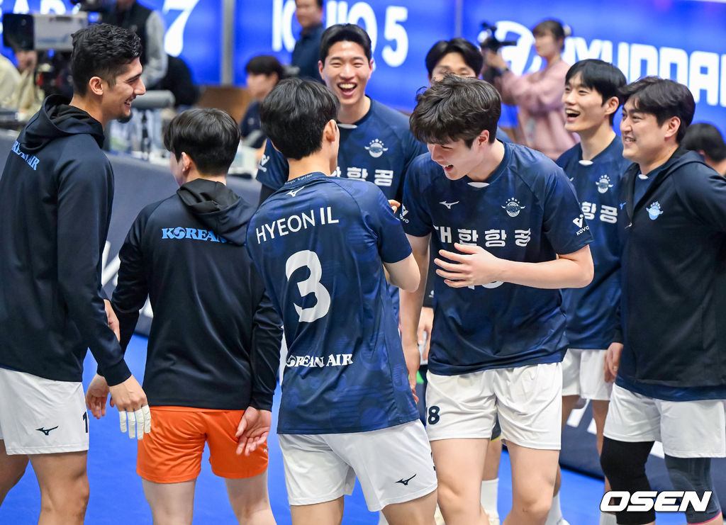 프로 데뷔전을 가진 대한항공 최준혁이 원포인트 서버로 나서 서브 실수를 범한 뒤 동료선수들의 축하? 비난?을 받고 있다. 2024.12.08 / jpnews@osen.co.kr