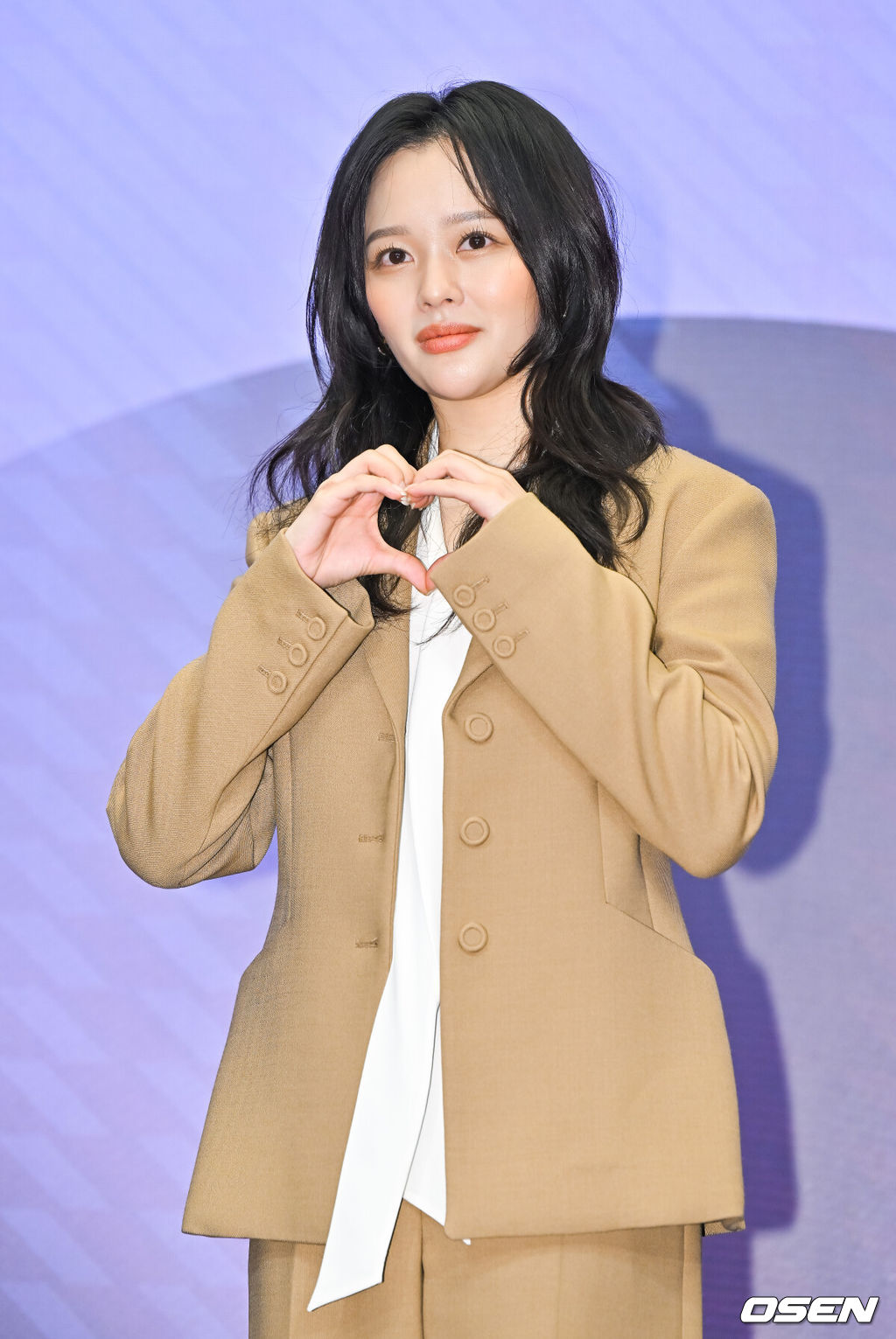 12일 오후 서울 스탠포드 호텔에서 KBS 2TV 새 수목드라마 ‘수상한 그녀’(연출 박용순 극본 허승민) 제작발표회가 진행됐다.배우 정지소와 진영, 김해숙이 출연하는 드라마 '수상한 그녀'는 칠십 대 할머니 오말순이 하루아침에 스무 살 오두리로 변하게 된 뒤 젊은 시절 못다 했던 꿈을 이루기 위해 다시 한번 가수에 도전하며 빛나는 전성기를 즐기게 되는 로맨스 음악 성장 드라마로 오는 18일 첫 방송 된다.배우 정지소가 포즈를 취하고 있다 2024.12.12  / soul1014@osen.co.kr