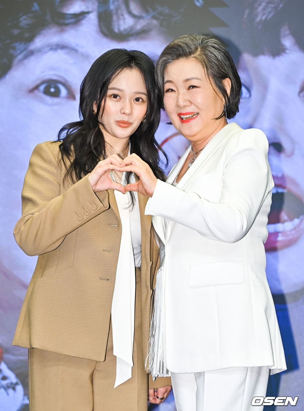12일 오후 서울 스탠포드 호텔에서 KBS 2TV 새 수목드라마 ‘수상한 그녀’(연출 박용순 극본 허승민) 제작발표회가 진행됐다.배우 정지소와 진영, 김해숙이 출연하는 드라마 '수상한 그녀'는 칠십 대 할머니 오말순이 하루아침에 스무 살 오두리로 변하게 된 뒤 젊은 시절 못다 했던 꿈을 이루기 위해 다시 한번 가수에 도전하며 빛나는 전성기를 즐기게 되는 로맨스 음악 성장 드라마로 오는 18일 첫 방송 된다.배우 정지소와 김해숙이 포즈를 취하고 있다 2024.12.12  / soul1014@osen.co.kr