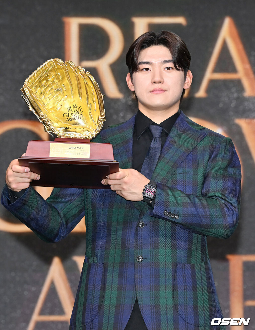 1일 오전 서울 그랜드 하얏트 호텔에서 KBO리그 포지션별 최고의 수비수를 선정하는 '2024 컴투스프로야구 리얼글러브 어워드’가 열렸다.선수협에 따르면 리얼글러브 어워드는 미국 메이저리그(MLB)의 골드글러브 어워드처럼 수비만을 평가 기준으로 두고 수상자를 선정한다.올해의 선수상을 수상한 KIA 김도영이 포토타임을 갖고 있다. 2024.12.01 / rumi@osen.co.kr