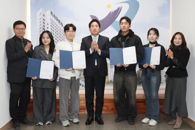우석대(총장 박노준) 교양대학이 ‘제13회 꿈과 뜻을 찾는 우석 글쓰기 대회’ 시상식을 개최했다. / 우석대