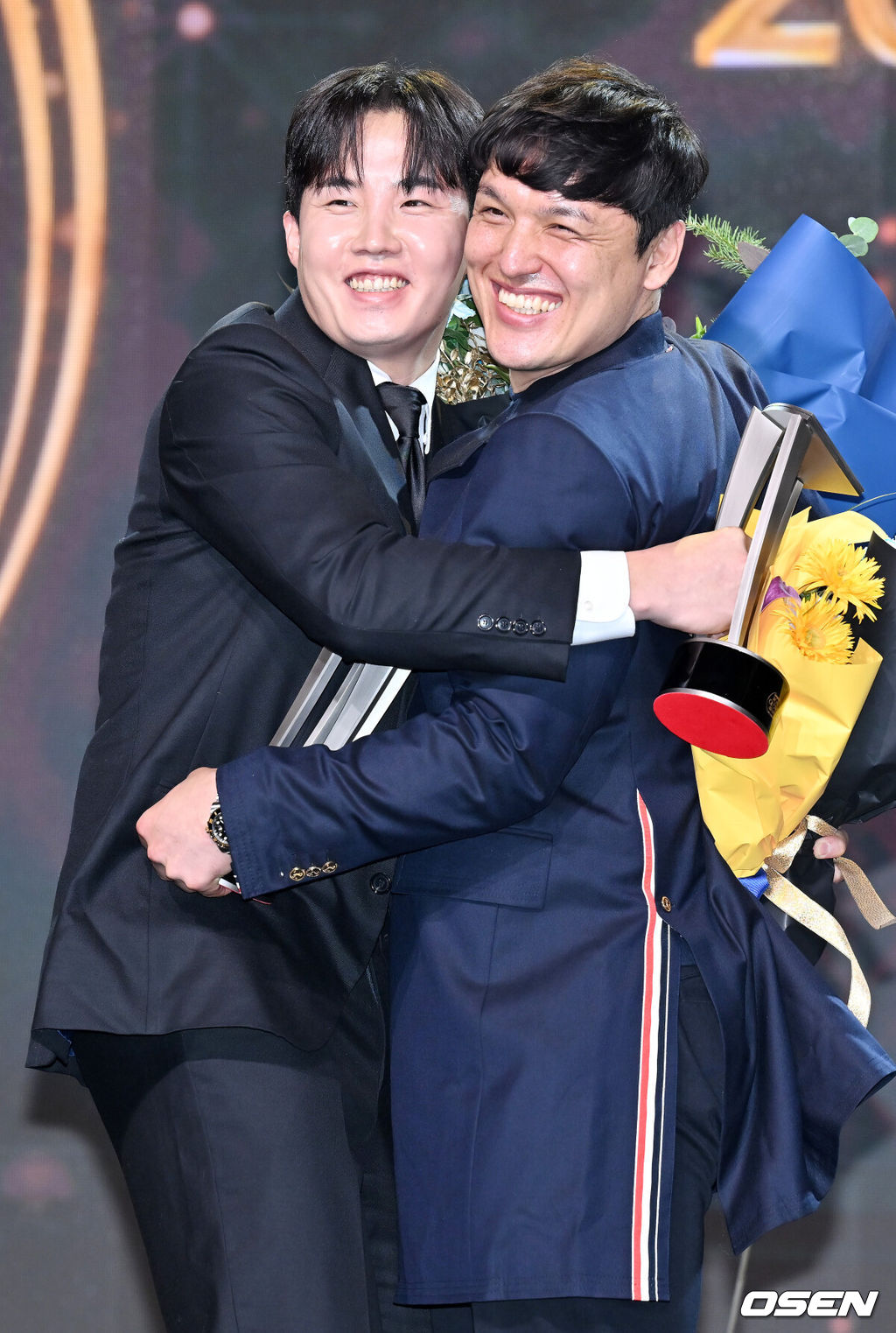 1일 오전 서울 그랜드 하얏트 호텔에서 KBO리그 포지션별 최고의 수비수를 선정하는 '2024 컴투스프로야구 리얼글러브 어워드’가 열렸다.선수협에 따르면 리얼글러브 어워드는 미국 메이저리그(MLB)의 골드글러브 어워드처럼 수비만을 평가 기준으로 두고 수상자를 선정한다.베스트 배터리 부문을 수상한 LG 임찬규 박동원이 포토타임을 갖고 있다. 2024.12.01 / rumi@osen.co.kr