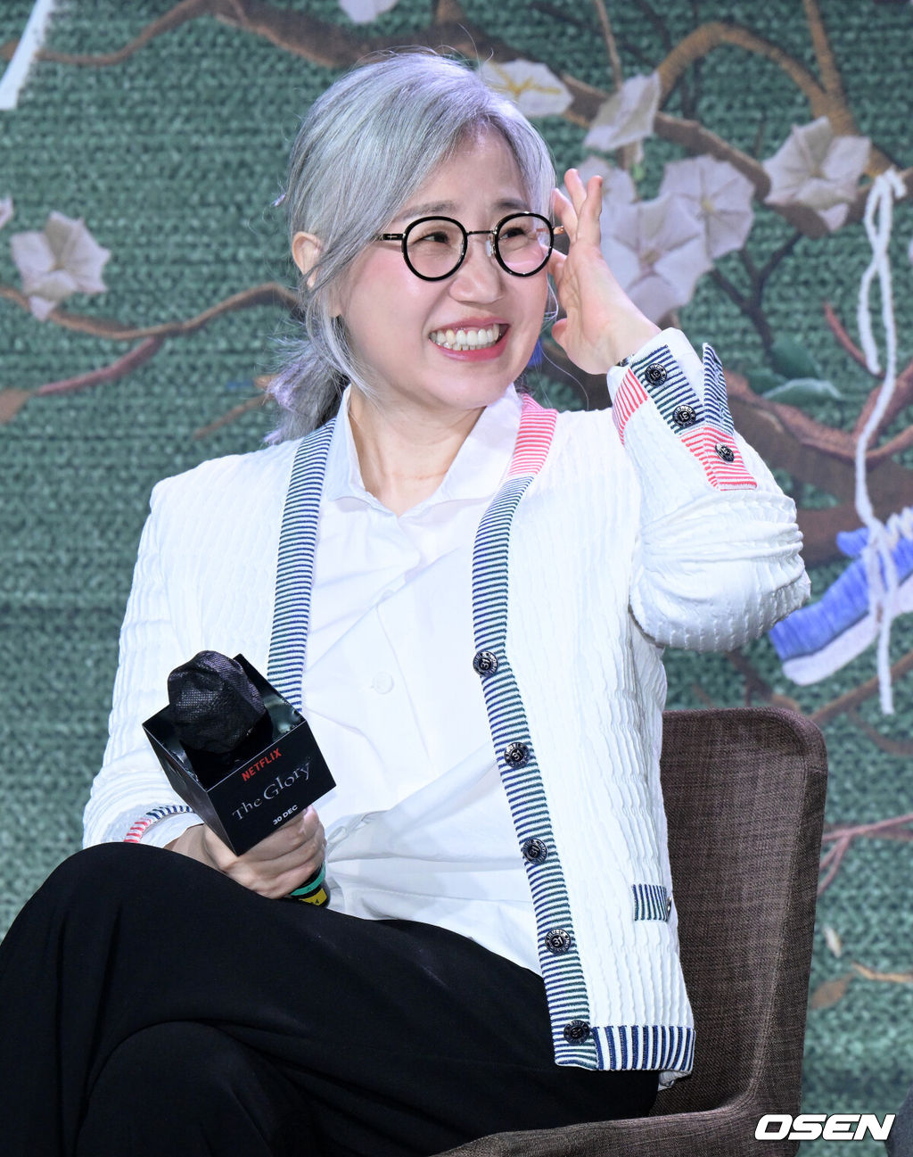 20일 오후 서울 JW 메리어트 동대문 스퀘어에서 넷플릭스 시리즈 '더 글로리' 제작발표회가 열렸다.'더 글로리'(극본 김은숙, 연출 안길호)는 유년 시절 폭력으로 영혼까지 부서진 한 여자가 온 생을 걸어 치밀하게 준비한 처절한 복수와 그 소용돌이에 빠져드는 이들의 이야기를 그린 작품.김은숙 작가가 간담회를 하고 있다. 2022.12.20 /jpnews@osen.co.kr
