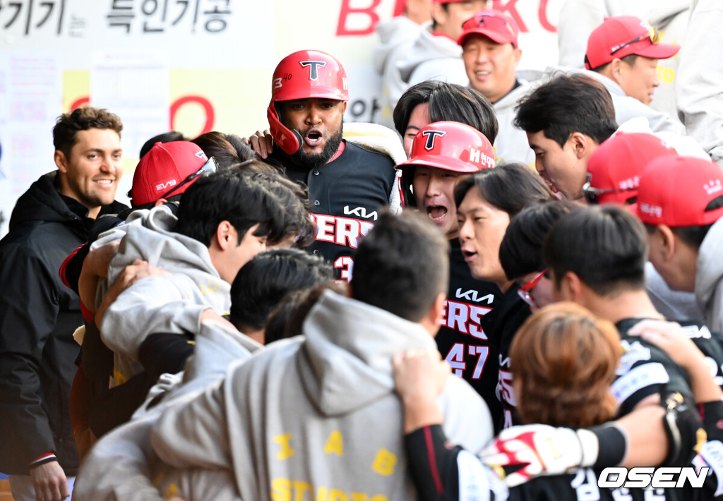 26일 대구삼성라이온즈파크에서 2024 신한 SOL뱅크 KBO 한국시리즈 4차전 삼성 라이온즈와 KIA 타이거즈의 경기가 열렸다.삼성은 원태인, KIA는 제임스 네일을 선발 투수로 내세웠다.6회초 2사 1루에서 KIA 소크라테스가 우월 투런 홈런을 치고 더그아웃에서 환호하고 있다. 2024.10.26 / sunday@osen.co.kr