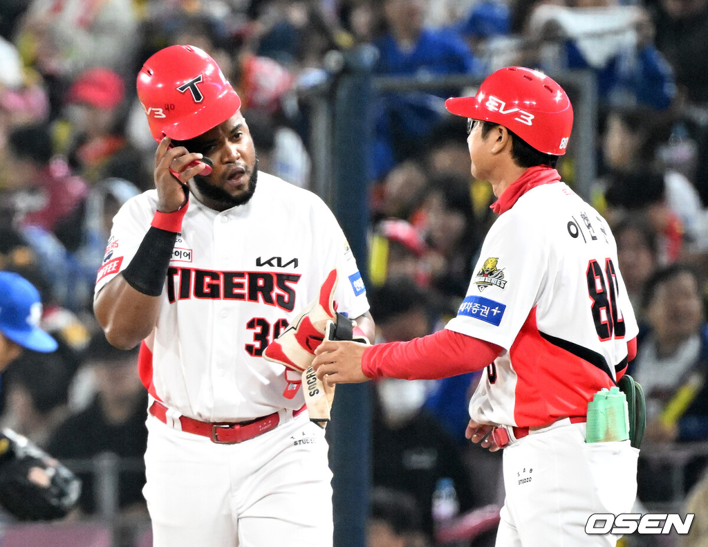 28일 광주 기아챔피언스필드에서 2024 신한 SOL뱅크 KBO 한국시리즈 5차전 KIA 타이거즈와 삼성 라이온즈의 경기가 열렸다.KIA는 양현종, 삼성은 이승현을 선발 투수로 내세웠다.4회말 2사 만루에서 땅볼을 친 KIA 소크라테스가 아쉬워하고 있다. 2024.10.28 / sunday@osen.co.kr