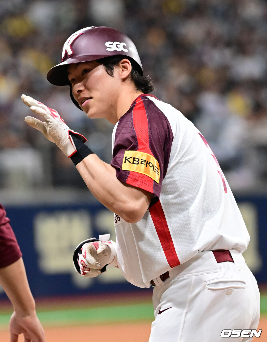 4일 오후 서울 고척스카이돔에서 ‘2024 신한 SOL BANK KBO리그’ 키움 히어로즈와 LG 트윈스의 경기가 진행됐다.이날 키움은 하영민을, LG는 임찬규를 선발투수로 내세웠다.6회말 1사 1루 키움 김혜성이 안타를 날린 뒤 세리머니를 하고 있다. 2024.07.04 /