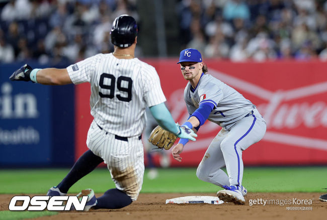 [사진] 캔자스시티 유격수 바비 위트 주니어가 뉴욕 양키스 애런 저지를 태그 아웃시키고 있다. ⓒGettyimages(무단전재 및 재배포 금지)