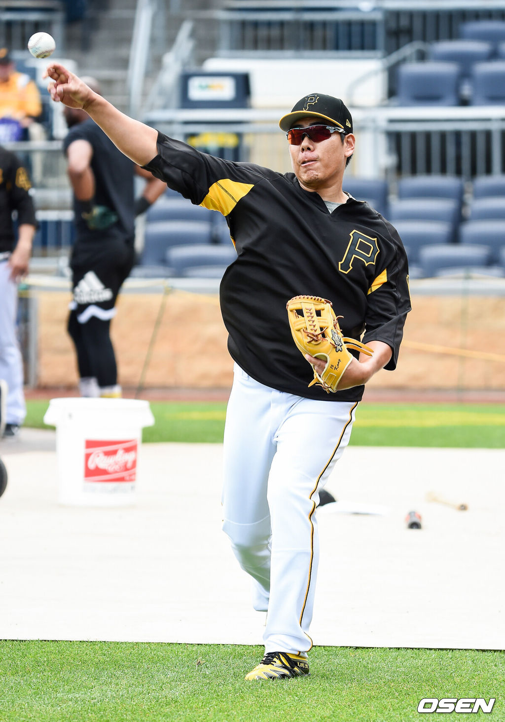 23일(한국시간) 미국 펜실베니아주 피츠버그 PNC 파크에서 ‘2019 메이저리그(MLB)’ 피츠버그 파이어리츠와 콜로라도 로키스의 경기가 펼쳐진다.피츠버그 강정호는 올 시즌 31경기에서 타율 1할3푼3리 4홈런 8타점으로 좀처럼 타격감을 끌어 올리지 못하고 있다. 여기에 지난 14일에는 옆구리 염좌로 부상자 명단에 올랐다. 반면 콜로라도 오승환은 엿새만의 등판한 필라델피아전에서 0.2이닝 무실점 기록하며 평균자책점을 9.60으로 낮췄다.경기에 앞서 강정호가 캐치볼을 하고 있다./ soul1014@osen.co.kr