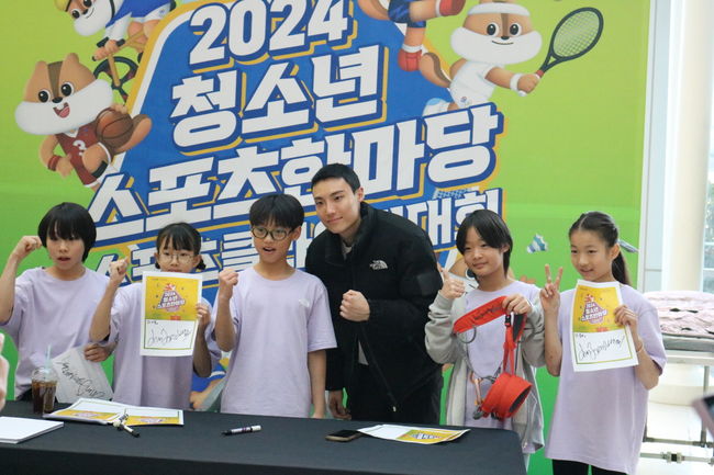 대한산악연맹은 15일 "서울 영등포구 타임스퀘어 아트리움에서 '2024 청소년 스포츠한마당 스포츠클라이밍 대회'를 성공적으로 개최했다"고 밝혔다. / 대한산악연맹