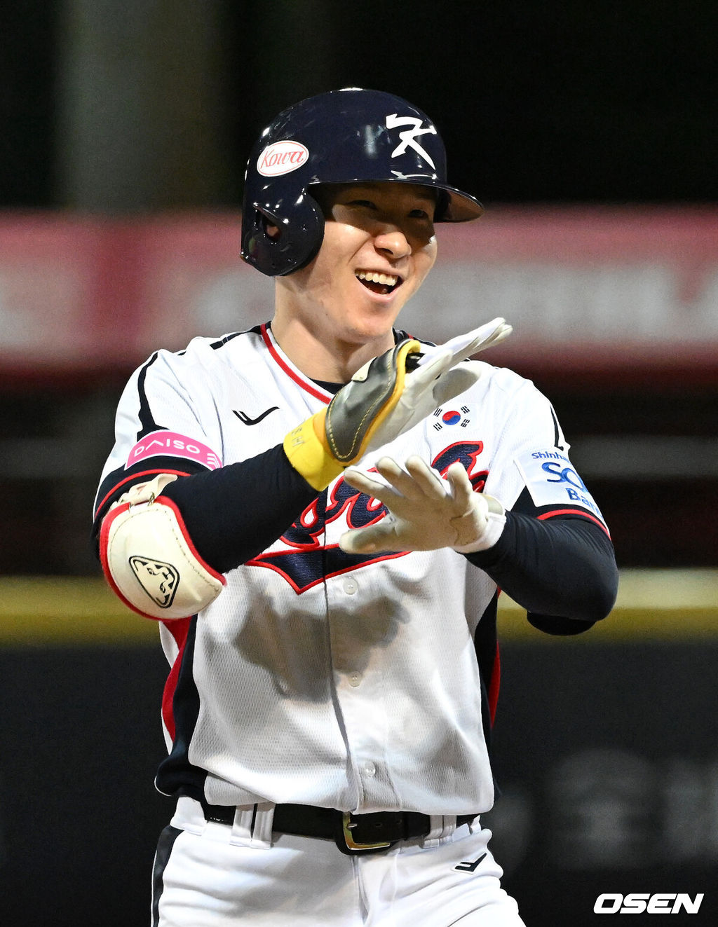 16일 오후 대만 타이베이 티엔무야구장에서 세계야구소프트볼연맹(WBSC) 프리미어12 2024 B조 대한민국과 도미니카공화국의 경기가 열렸다.대한민국은 4차전 선발투수로 임찬규, 도미니카공화국은 프랑클린 킬로메를 내세웠다.8회말 2사 2,3루에서 한국 박성한이 우중간 2타점 적시 3루타를 치고 환호하고 있다. 2024.11.16 /sunday@osen.co.kr