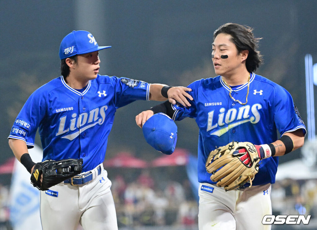 28일 광주 기아챔피언스필드에서 ‘2024 신한 SOL뱅크 KBO 한국시리즈’ 5차전 KIA 타이거즈와 삼성 라이온즈의 경기가 열렸다. KIA는 양현종, 삼성은 이승현를 선발 투수로 내세웠다. 2회말 2사 2, 3루 상황 KIA 김선빈의 뜬공 타구를 삼성 2루수 류지혁이 몸을 날려 잡아낸 뒤 우익수 김현준과 인사를 나누고 있다. 2024.10.28 / dreamer@osen.co.kr