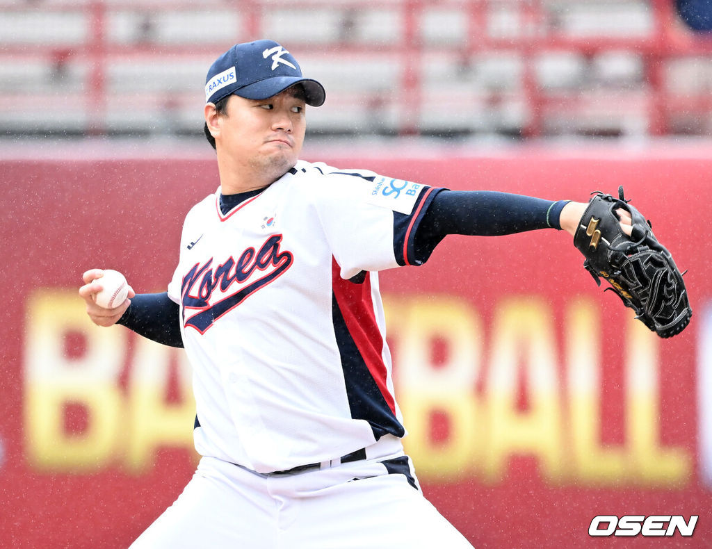 18일 오후 대만 타이베이 티엔무야구장에서 세계야구소프트볼연맹(WBSC) 프리미어12 2024 B조 대한민국과 호주의 경기가 열렸다.대한민국은 5차전 선발투수로 고영표, 호주는 티모시 애서튼을 내세웠다.5회초 2사 만루에서 한국 이영하가 역투하고 있다. 2024.11.18 /sunday@osen.co.kr