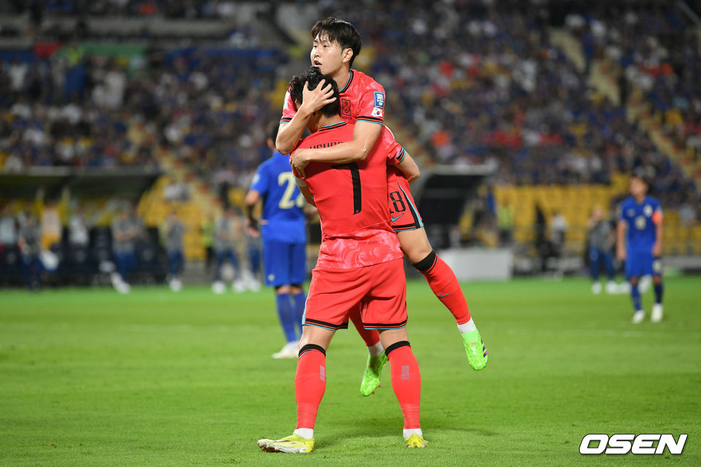 BANGKOK, THAILAND - MARCH 26: Son Heung-min (L) of South Korea celebrates with teammate Lee Kang-in (R) after scoring the team's second goal during the FIFA World Cup Asian second qualifier Group C match between Thailand and South Korea at Rajamangala Stadium on March 26, 2024 in Bangkok, Thailand. (Photo by Apinya Rittipo/Getty Images)