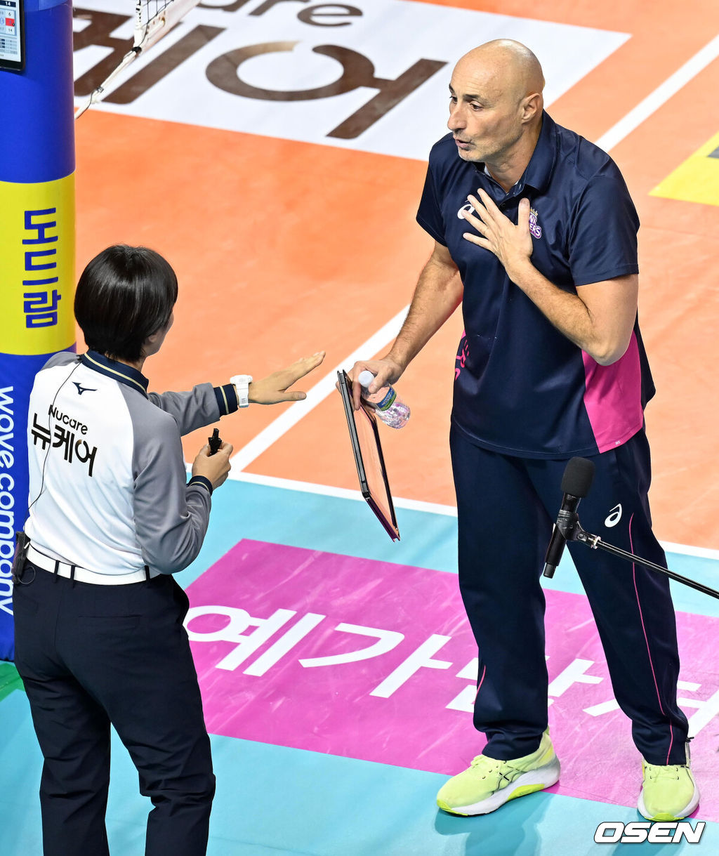 17일 오후 인천 삼산월드체육관에서 '도드람 2024-2025 프로배구’ 여자부 흥국생명과 정관장의 경기가 열렸다.홈팀 흥국생명은 이 경기에서 승리하면 현대건설이 두 차례(2021-2022, 2022-2023시즌) 달성한 여자배구 최다 15연승과 어깨를 나란히 한다.2세트 흥국생명 마르첼로 아본단자 감독이 판정에 강하게 항의하고 있다. 2024.12.17 / rumi@osen.co.kr