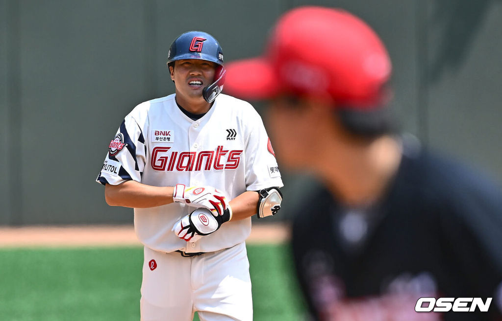 24일 김해 상동구장에서 2024 KBO 퓨처스리그 롯데 자이언츠와 KIA 타이거즈의 경기가 열렸다. 롯데 자이언츠 오선진이 3회말 2사 3루 우익수 오른쪽 1타점 2루타를 치고 미소짓고 있다. 2024.05.24 / foto0307@osen.co.kr