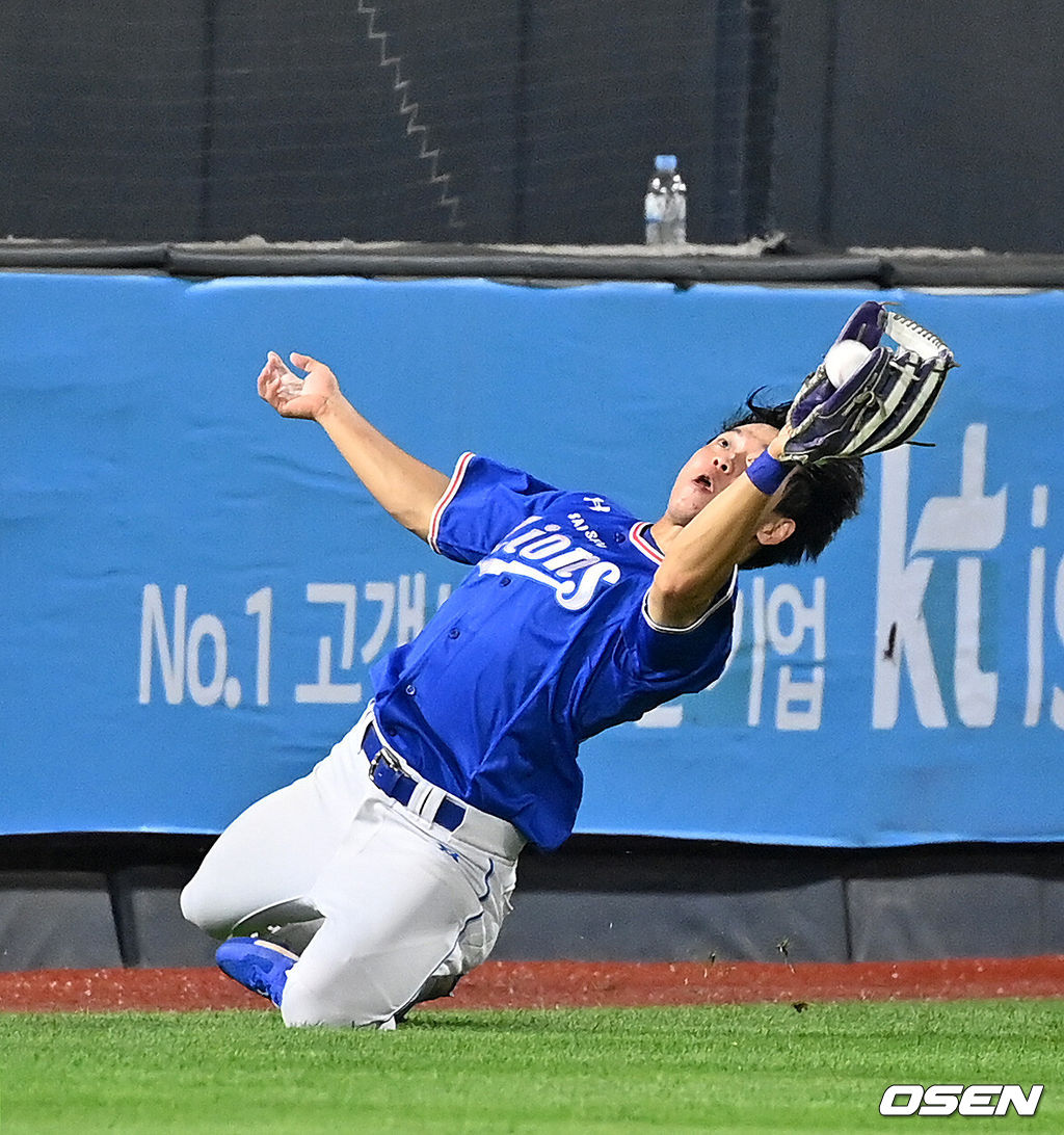 삼성이 KT를 꺾고 연패 사슬을 끊었다. 삼성은 28일 수원KT위즈파크에서 열린 KT와의 원정 경기에서 6-5로 승리했다. 지난 26일 잠실 LG전 이후 2연패 마감. 9회말 1사에서 삼성 박승규가 KT 심우준의 타구를 처리하고 있다. 2021.08.28 /jpnews@osen.co.kr