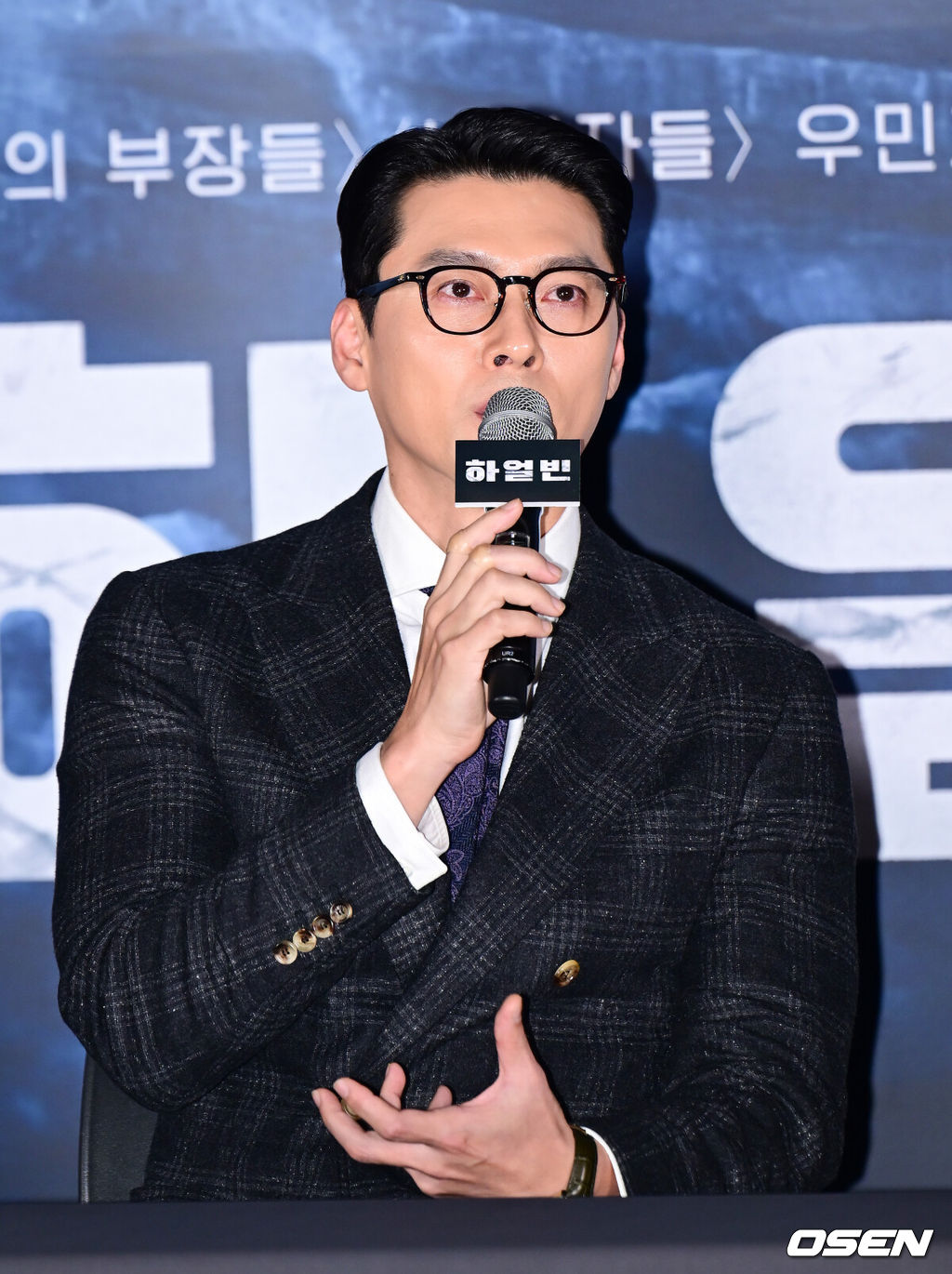 18일 오후 서울 용산구 한강대로 CGV 용산아이파크몰에서 영화 ‘하얼빈’의 언론시사회가 열렸다. 영화 ‘하얼빈’은 1900년대 당시 처절한 상황 속에서도 굳건한 심지로 거사를 행했던 장군 안중근의 면모, 인간 안중근의 고뇌까지 다루며 그동안 다뤄지지 않았던 이야기를 재조명할 예정이다.배우 현빈이 취재진의 질문에 대답하고 있다. 2024.12.18 / ksl0919@osen.co.kr