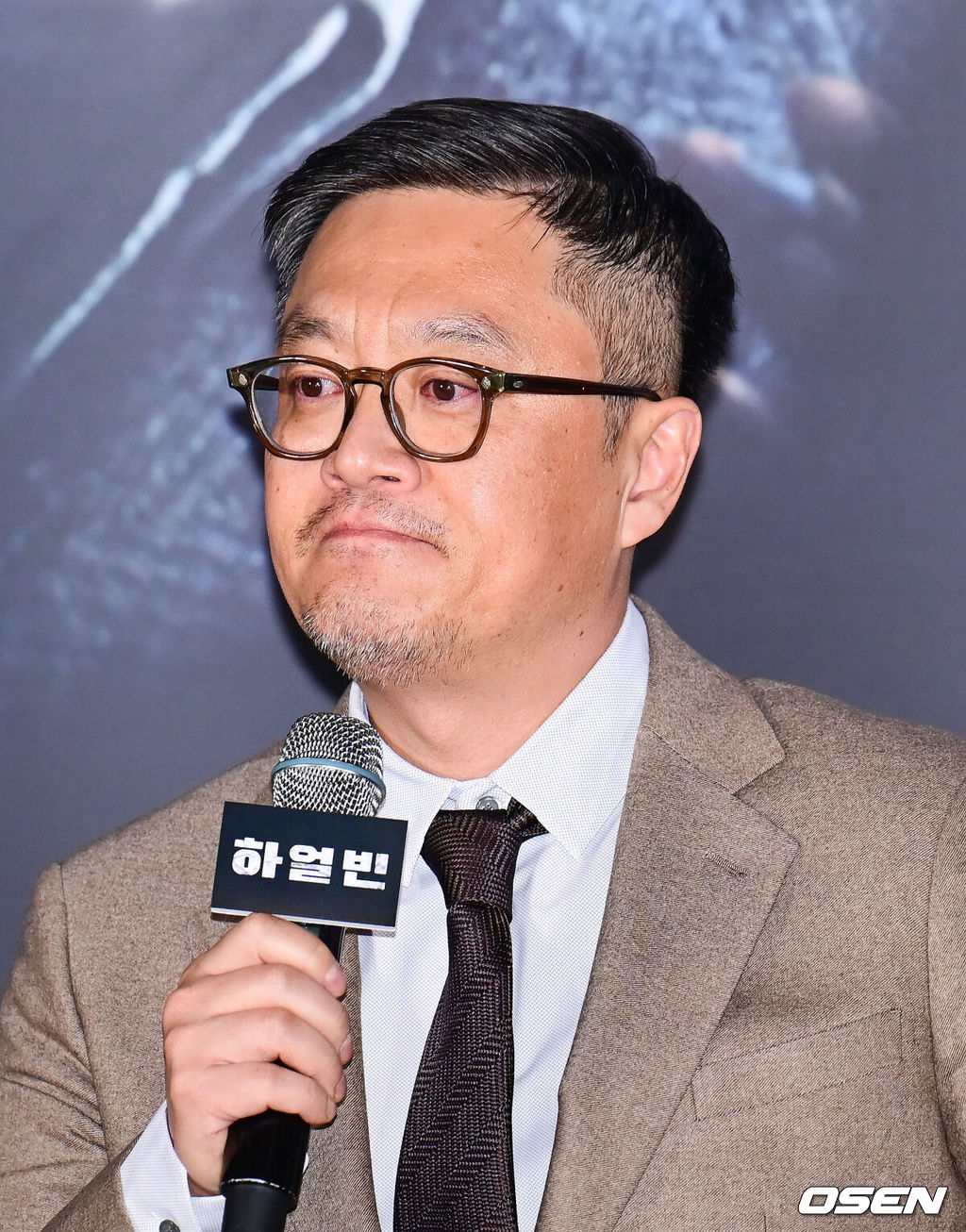 18일 오후 서울 용산구 한강대로 CGV 용산아이파크몰에서 영화 ‘하얼빈’의 언론시사회가 열렸다. 영화 ‘하얼빈’은 1900년대 당시 처절한 상황 속에서도 굳건한 심지로 거사를 행했던 장군 안중근의 면모, 인간 안중근의 고뇌까지 다루며 그동안 다뤄지지 않았던 이야기를 재조명할 예정이다.우민호 감독이  취재진의 질문에 대답하고 있다. 2024.12.18 / ksl0919@osen.co.kr