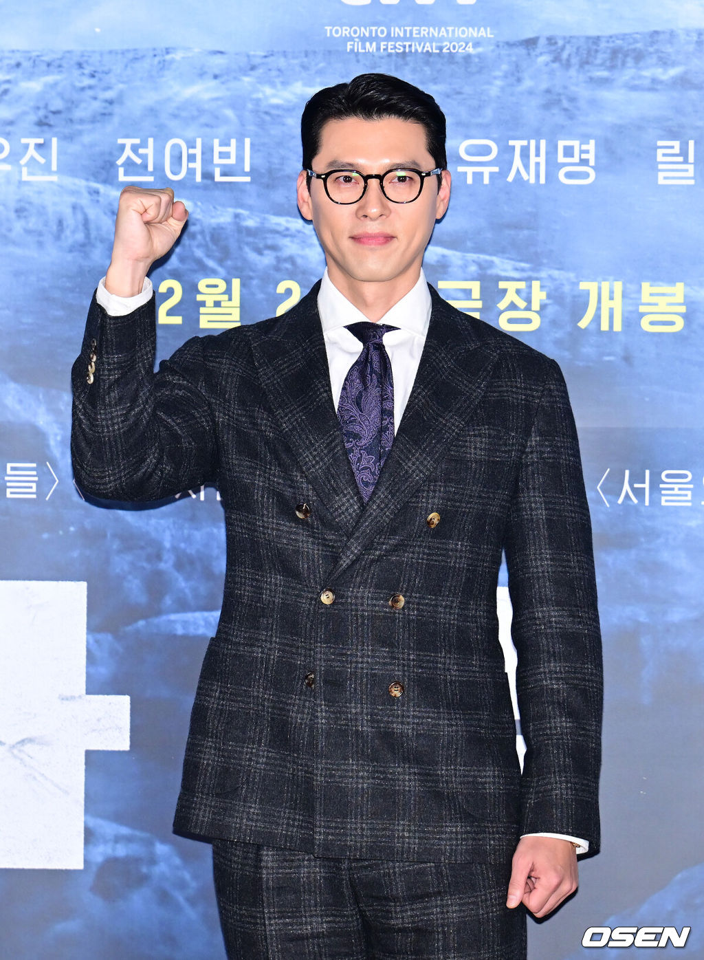 18일 오후 서울 용산구 한강대로 CGV 용산아이파크몰에서 영화 ‘하얼빈’의 언론시사회가 열렸다. 영화 ‘하얼빈’은 1900년대 당시 처절한 상황 속에서도 굳건한 심지로 거사를 행했던 장군 안중근의 면모, 인간 안중근의 고뇌까지 다루며 그동안 다뤄지지 않았던 이야기를 재조명할 예정이다.배우 현빈이 포즈를 취하고 있다. 2024.12.18 / ksl0919@osen.co.kr