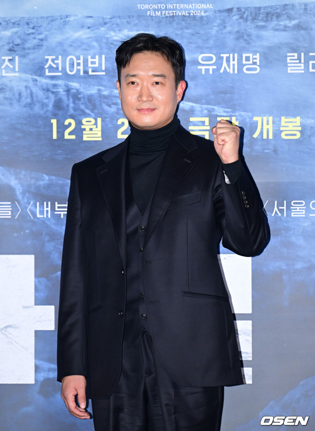 18일 오후 서울 용산구 한강대로 CGV 용산아이파크몰에서 영화 ‘하얼빈’의 언론시사회가 열렸다. 영화 ‘하얼빈’은 1900년대 당시 처절한 상황 속에서도 굳건한 심지로 거사를 행했던 장군 안중근의 면모, 인간 안중근의 고뇌까지 다루며 그동안 다뤄지지 않았던 이야기를 재조명할 예정이다.배우 조우진이 포토타임을 갖고 있다. 2024.12.18 / ksl0919@osen.co.kr