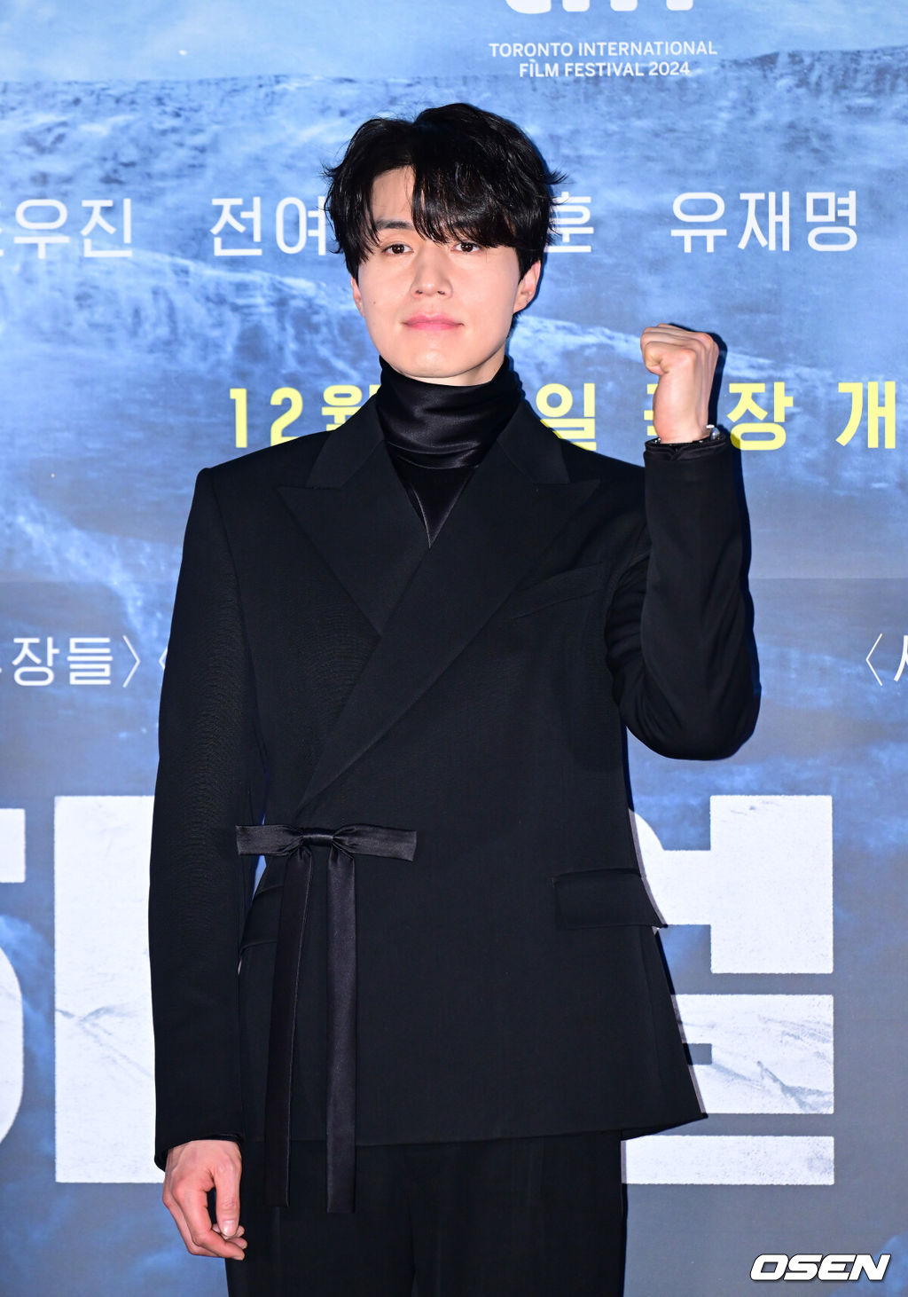 18일 오후 서울 용산구 한강대로 CGV 용산아이파크몰에서 영화 ‘하얼빈’의 언론시사회가 열렸다. 영화 ‘하얼빈’은 1900년대 당시 처절한 상황 속에서도 굳건한 심지로 거사를 행했던 장군 안중근의 면모, 인간 안중근의 고뇌까지 다루며 그동안 다뤄지지 않았던 이야기를 재조명할 예정이다.배우 이동욱이 포즈를 취하고 있다. 2024.12.18 / ksl0919@osen.co.kr