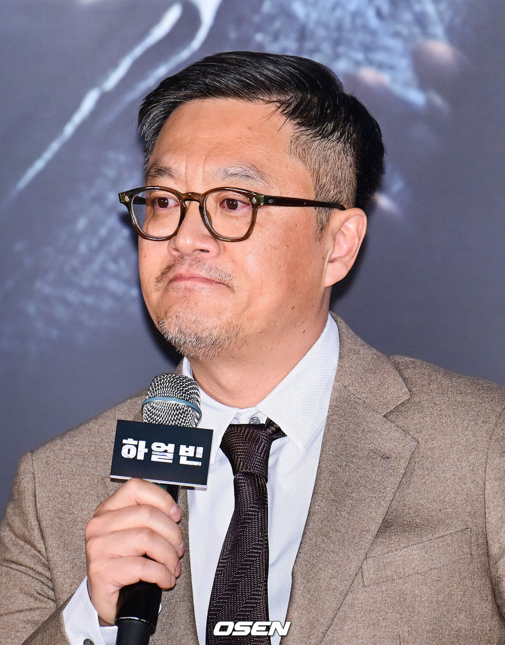 18일 오후 서울 용산구 한강대로 CGV 용산아이파크몰에서 영화 ‘하얼빈’의 언론시사회가 열렸다. 영화 ‘하얼빈’은 1900년대 당시 처절한 상황 속에서도 굳건한 심지로 거사를 행했던 장군 안중근의 면모, 인간 안중근의 고뇌까지 다루며 그동안 다뤄지지 않았던 이야기를 재조명할 예정이다.우민호 감독이  취재진의 질문에 대답하고 있다. 2024.12.18 / ksl0919@osen.co.kr