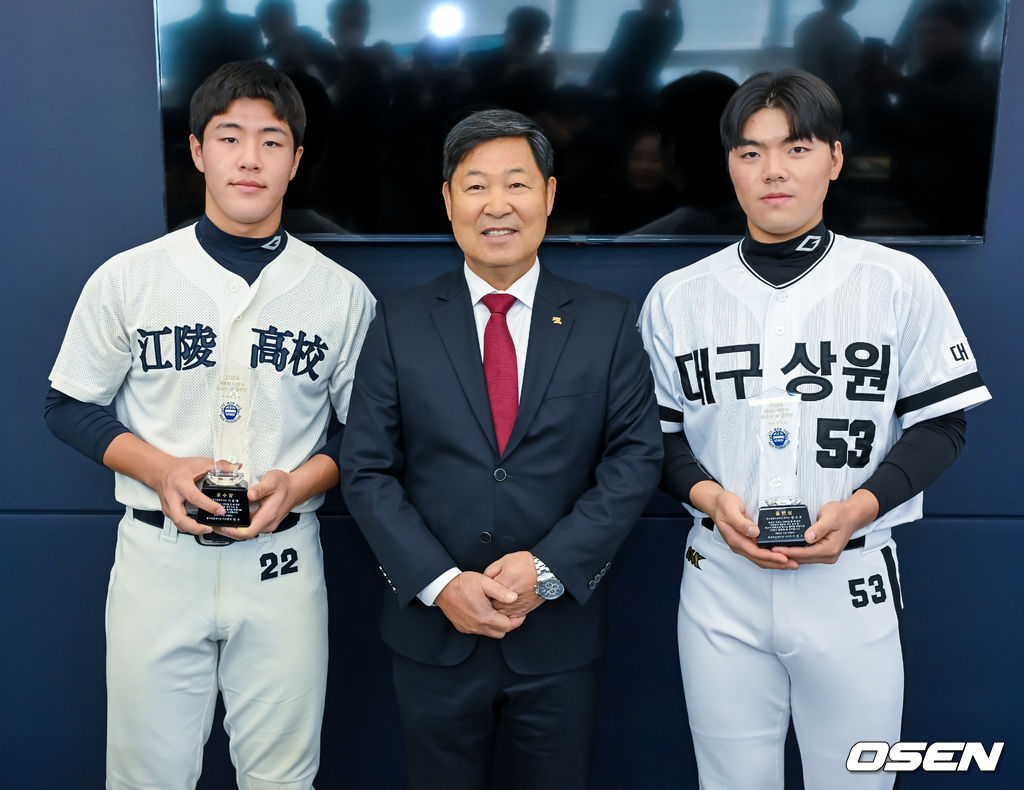 19일 오후 서울 도곡동 KBO(한국야구위원회)에서 제 8회 이만수 포수상 및 홈런상 시상식을 열렸다.올해로 8회째를 맞는 이만수 포수상 및 홈런상은 매년 고교 포수들 중 최고 선수와 가장 많은 홈런을 기록한 선수를 뽑아 시상한다.이만수 헐크파운데이션 이사장이 포수상을 수상한 강릉고 이율예, 홈런상을 수상한 대구상원고 함수호와 함께 기념촬영을 하고 있다. 2024.12.19 / jpnews@osen.co.kr