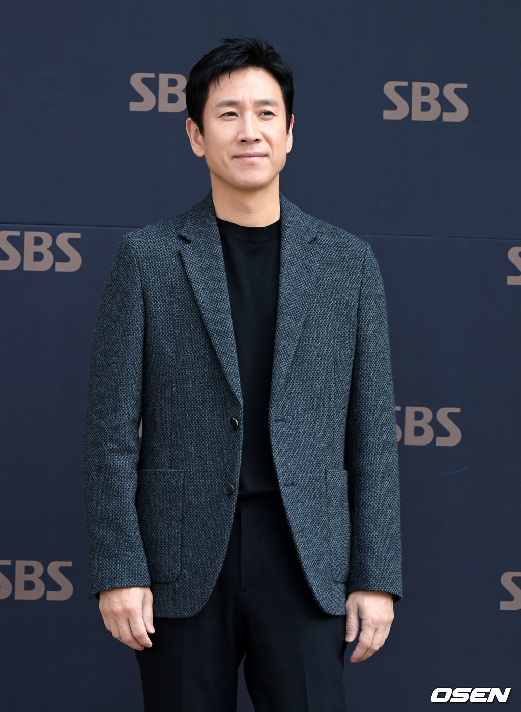 6일 오후 서울 목동 SBS에서 새 금토드라마 '법쩐' 온라인 제작발표회가 열렸다.오늘(6일) 밤 10시 첫 방송되는 이선균, 문채원 주연의 '법쩐'(극본 김원석, 연출 이원태, 제작 레드나인 픽쳐스)은 '법'과 '쩐'의 카르텔에 맞서 싸우는 '돈 장사꾼' 은용(이선균)과 '법률 기술자' 준경(문채원)의 통쾌한 복수극.배우 이선균이 방송국에 들어서며 포즈를 취하고 있다. 2023.01.06 /jpnews@osen.co.kr