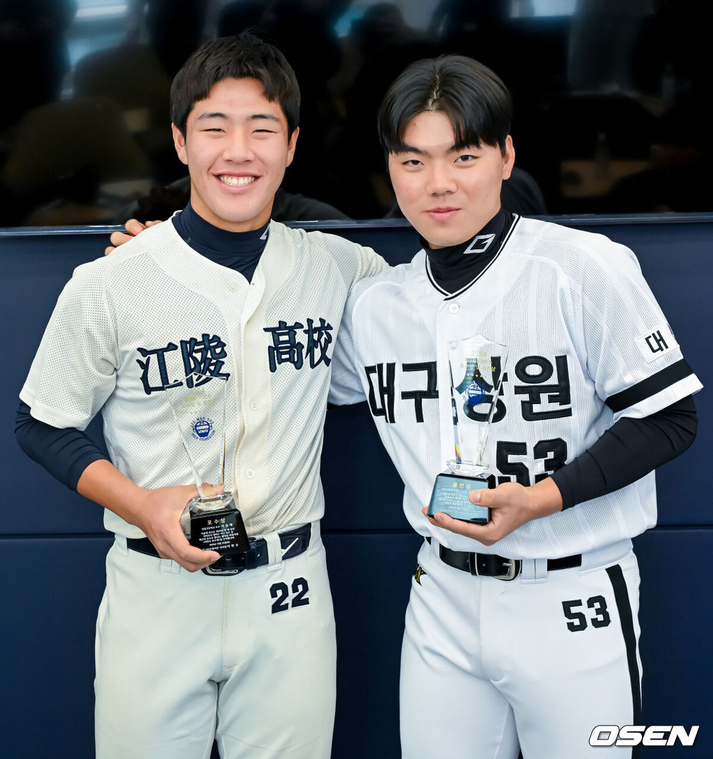 19일 오후 서울 도곡동 KBO(한국야구위원회)에서 제 8회 이만수 포수상 및 홈런상 시상식을 열렸다.올해로 8회째를 맞는 이만수 포수상 및 홈런상은 매년 고교 포수들 중 최고 선수와 가장 많은 홈런을 기록한 선수를 뽑아 시상한다.포수상을 수상한 강릉고 이율예, 홈런상을 수상한 대구상원고 함수호가 기념촬영을 하고 있다. 2024.12.19 / jpnews@osen.co.kr