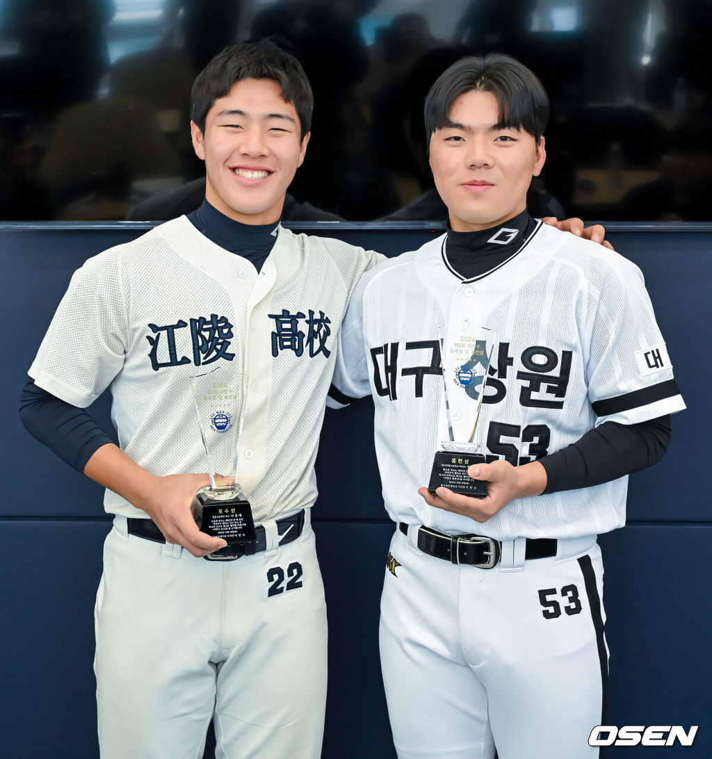 19일 오후 서울 도곡동 KBO(한국야구위원회)에서 제 8회 이만수 포수상 및 홈런상 시상식을 열렸다.올해로 8회째를 맞는 이만수 포수상 및 홈런상은 매년 고교 포수들 중 최고 선수와 가장 많은 홈런을 기록한 선수를 뽑아 시상한다.포수상을 수상한 강릉고 이율예, 홈런상을 수상한 대구상원고 함수호가 기념촬영을 하고 있다. 2024.12.19 / jpnews@osen.co.kr