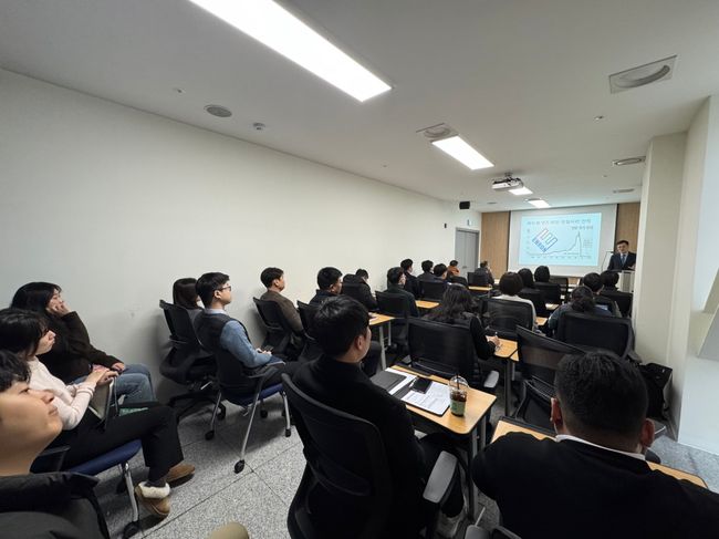 문화체육관광부 산하 스포츠윤리센터는 지난 17일 서울시 마포구에 있는 센터 본부에서 김세신 국민권익위원회 청렴연수원장 초청 특강을 진행했다. / 스포츠윤리센터는