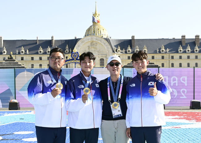 정의선 회장(오른쪽에서 두 번째)이 2024 파리올림픽에서 남자 단체전 금메달을 따낸 대표팀과 함께 프랑스 파리 앵발리드에서 기념 촬영을 하고 있다.