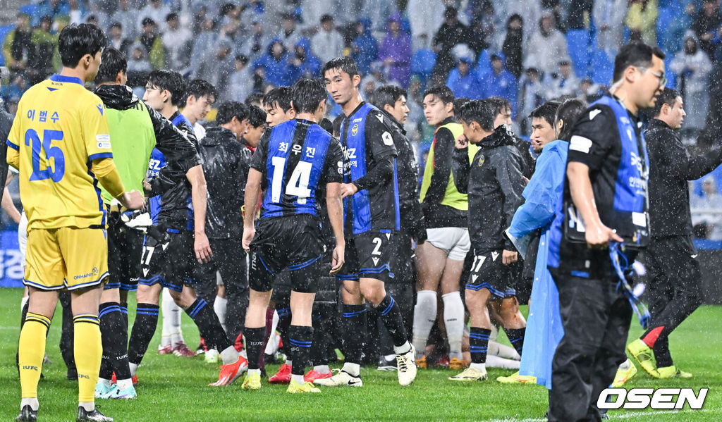 FC 서울이 우중혈투서 인천에 역전승을 거두며 순위를 끌어 올렸다. FC 서울은 11일 인천축구전용구장에서 열린 하나은행 K리그 1 2024 12라운드 인천 유나이티드와 원정 경기서 2-1로 역전승을 거뒀다.이날 승리로 서울은 4승 3무 5패 승점 15점으로 5위에 올랐다. 인천은 3승 5무 4패 승점 14점을 기록했다. 경기종료 후 인천 선수들이 패배에 아쉬워하고 있다. 2024.05.11 / soul1014@osen.co.kr