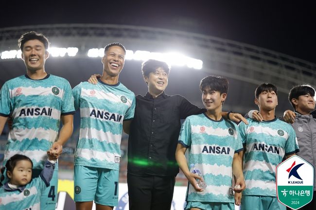 [사진] (가운데) 이관우 안산 그리너스 감독 / 한국프로축구연맹