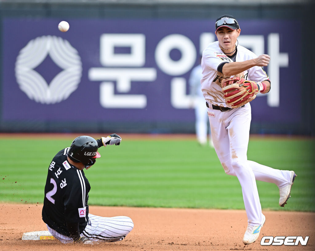 9일 수원KT위즈파크에서 2024 신한 SOL뱅크 KBO 포스트시즌 준플레이오프 4차전 KT 위즈와 LG 트윈스의 경기가 열렸다. 이날 KT는 엔스를, LG는 쿠에바스를 선발 투수로 내세웠다.3회초 1사 1, 2루 LG 박동원의 병살타 때 KT 유격수 심우준이 1루 주자 문보경을 포스아웃 시킨 뒤 1루로 송구하고 있다.  ksl0919@osen.co.kr  