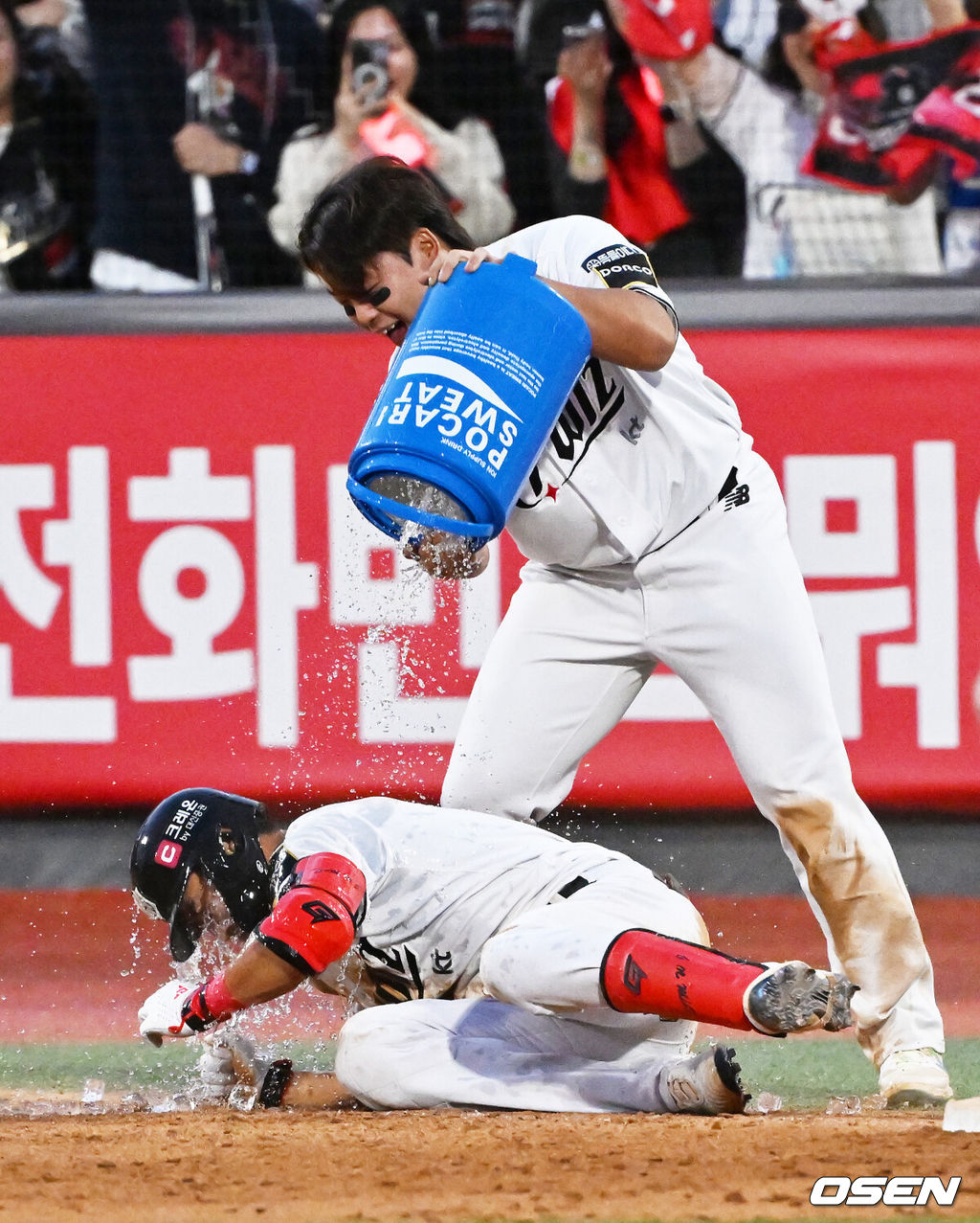 9일 수원KT위즈파크에서 2024 신한 SOL뱅크 KBO 포스트시즌 준플레이오프 4차전 KT 위즈와 LG 트윈스의 경기가 진행됐다. 이 경기에서 KT는 LG에 연장 11회말 6-5 끝내기 승리를 거두며 승부를 준PO 5차전으로 끌고 갔다.연장 11회말 2사 만루 KT 심우준이 끝내기 안타를 친 후 끝내기 물세례를 받고 있다. 2024.10.09 /  rumi@osen.co.kr